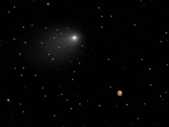 Close Encounters: Comet Siding Spring Seen Next to Mars