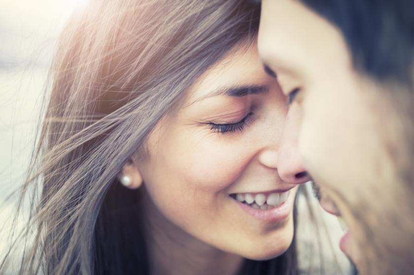 Verbal And Non-Verbal Cues To Tell If They’re Flirting With You