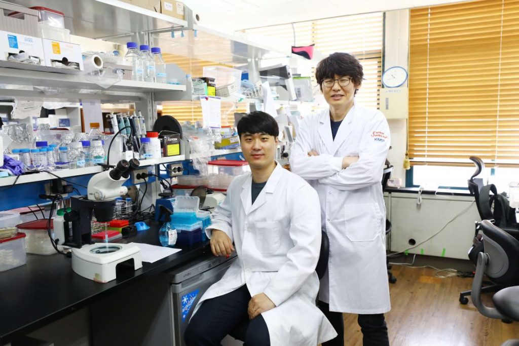 Sangsoon Park left and Professor Seung Jae V. Lee right