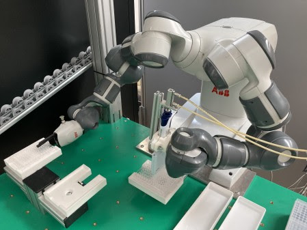 COVID-19: YuMi, a robot analyse a higher number of serological tests 2 abb YuMi robot