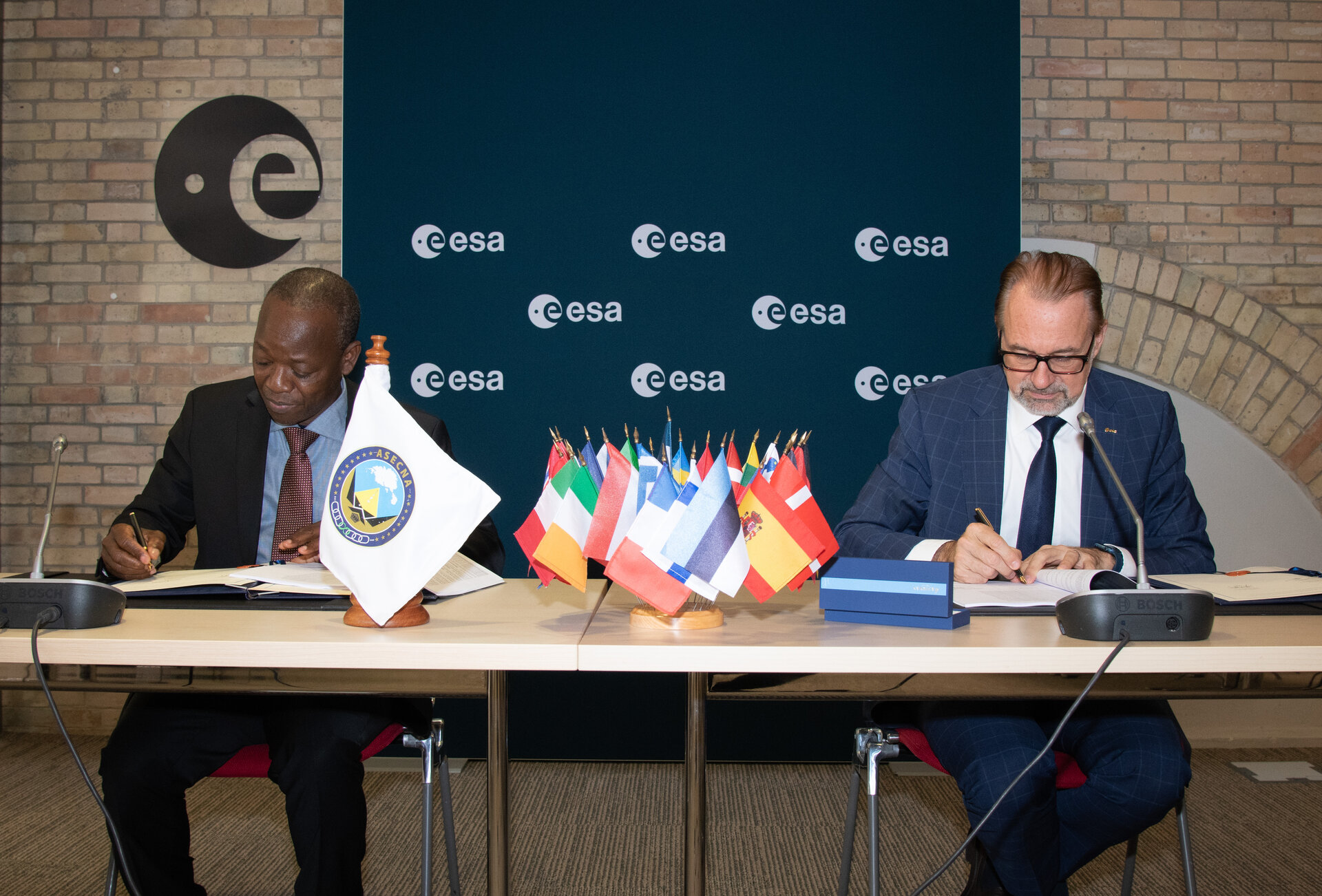 ESA and ASECNA signs contract for SBAS implementation in Africa