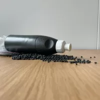 Plastpellets och flaska av polyetylen foto Olof Lonnehed