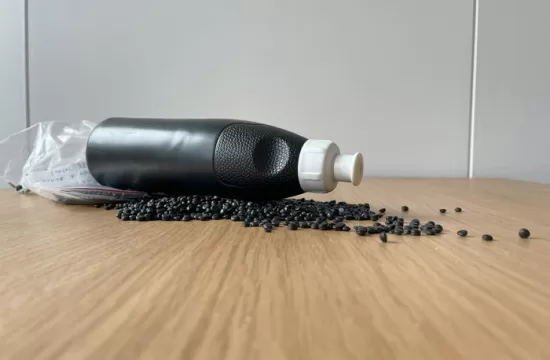 Plastpellets och flaska av polyetylen foto Olof Lonnehed