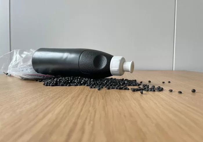 Plastpellets och flaska av polyetylen foto Olof Lonnehed